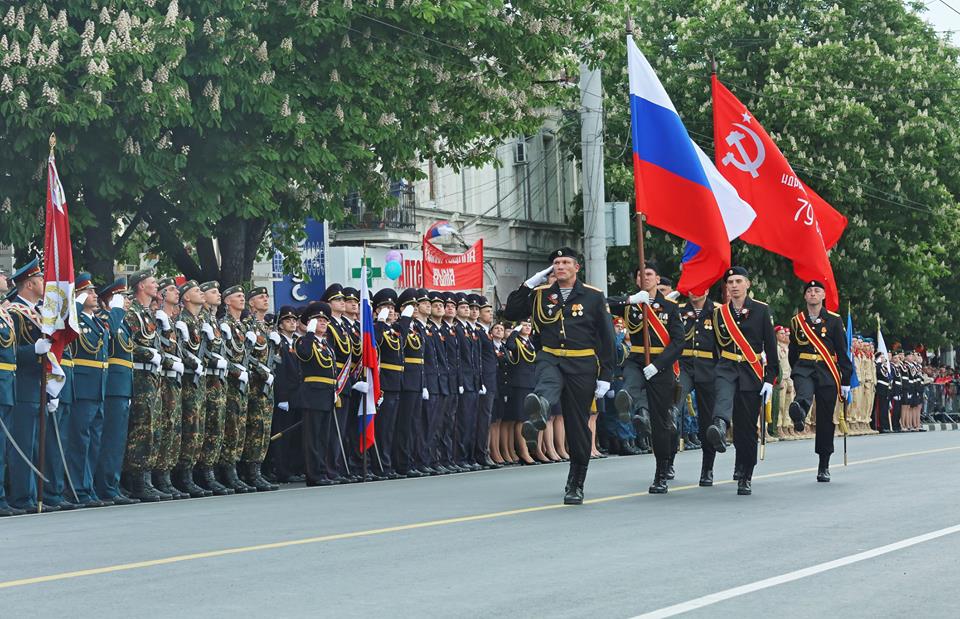 Симферополь май. Крым военный парад. День Победы Симферополь. Парад Крым Симферополь. Войска в Крым парад.